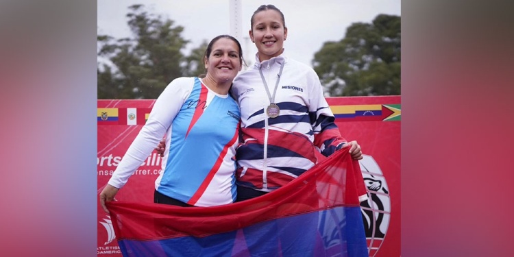 EQUIPO. Andrade junto a su entrenadora, Noelia Lindstrom, en el podio.