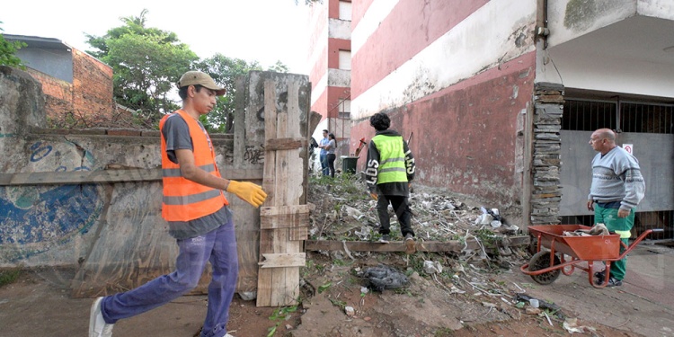 EN ACCIÓN. El terreno del barrio Palomar, en estado de abandono, terminó siendo intervenido por el municipio, acorde a la normativa vigente.