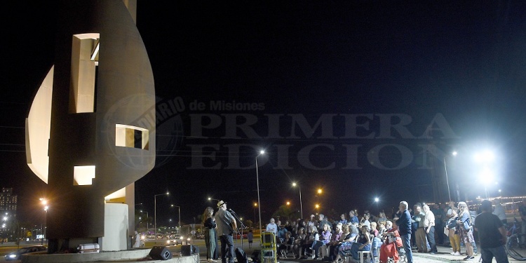 ABRAZO DE AMISTAD. Familiares y amigos rindieron su homenaje a Juan Bellocchio.