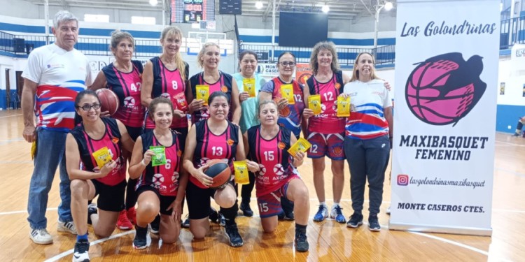 CAMPEONAS. El equipo de +50 de Fundación Vanguardia, en el Regional NEA.