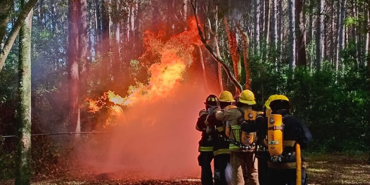ENSAYO. Los bomberos voluntarios enfrentarán específicamente situaciones de fuego en la capacitación de este fin de semana en San Pedro.