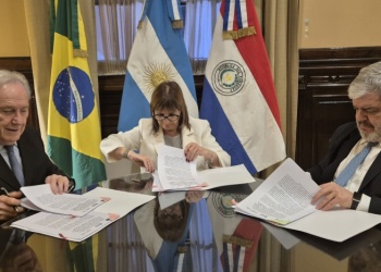 Bullrich firmó la actualización del Comando Tripartito de la Triple Frontera