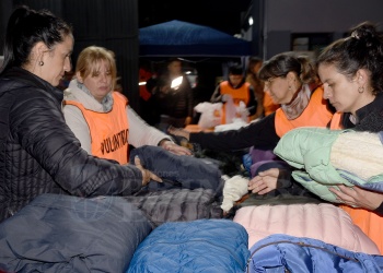 Comida caliente, mate cocido y frazadas: operativo en red para ayudar a pasar el frío