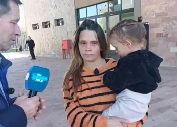 Le depositaron 500 millones por error, se los gastó y fue detenida