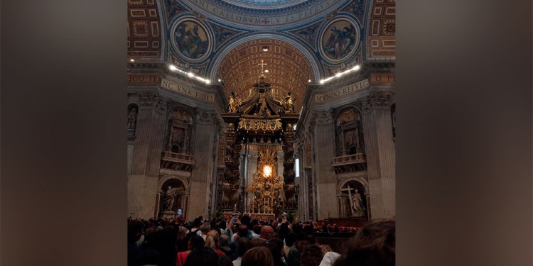 LITURGIA ESPECIAL. “Existe una misa particular llamada ‘Para elegir al próximo Papa’, que todos podemos rezar en estos días hasta conocer al sucesor de Francisco”, destacó el sacerdote eldoradense, Alejandro Nuñez. (Foto gentileza Alejandor Núñez)