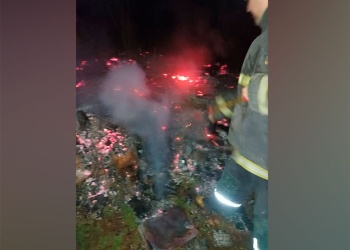 El fuego consumió casi por completo una vivienda prefabricada