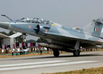 India informó la caída de tres aviones de combate en Cachemira y Pakistán denunció ataques aéreos