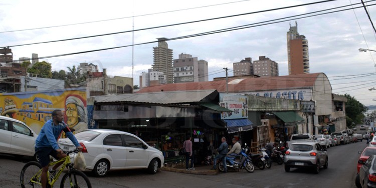 HISTÓRICO Y TRADICIONAL. El mercado modelo La Placita es uno de los paseos comerciales más conocidos de la provincia.