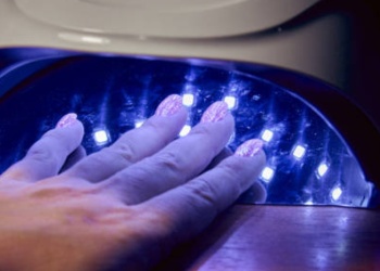 Advierten sobre los riesgos de las lámparas de secado de esmalte de uñas