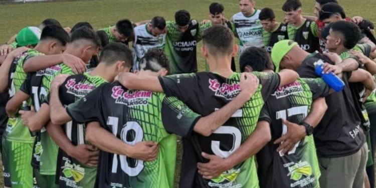 DA PELEA. Atlético Campo Viera derrotó al puntero y es uno de los escoltas.