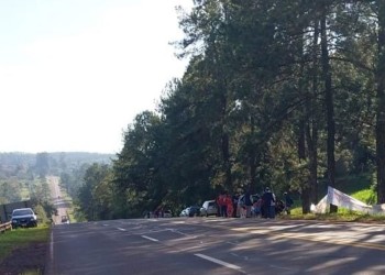 Docentes del MPL se concentran a la vera de la ruta 12 en Montecarlo