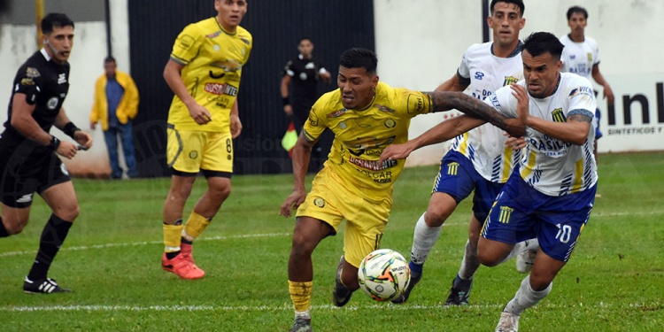 EN JUEGO. Mitre y Crucero jugaron un partido parejo que terminó igualado.