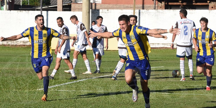 MARCÓ EL RUMBO. Elías Medeiro festeja su tanto, el primero en Rocamora.