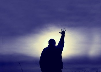 A la distancia de un clamor