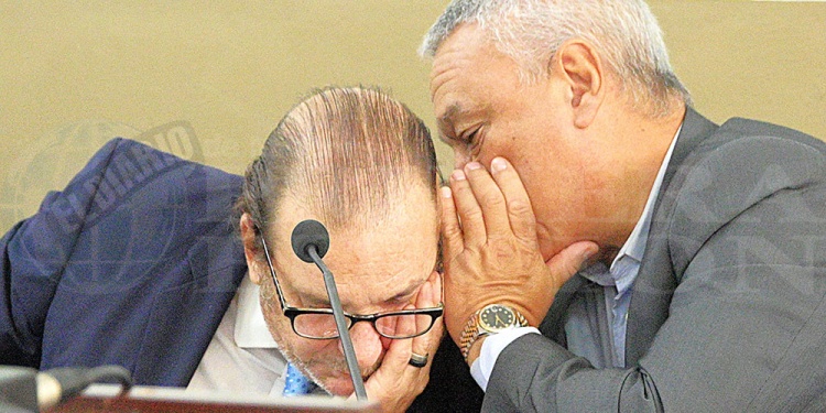 AL OÍDO. Ramón Camargo con extrema reserva le habla a Luis Palma durante la tercera jornada de juicio en el TOF-Posadas.