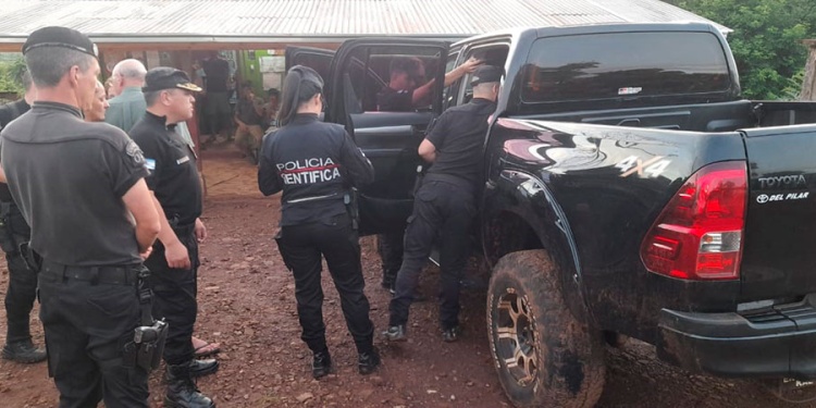 HALLAZGO. Dentro de la camioneta de la víctima estaba el botín y una soga con la que lo habrían matado.