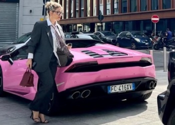 Wanda llegó en un Lamborghini rosa a audiencia de divorcio