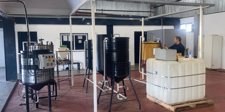 CUIDADOSO PROCESO. La transformación involucra procedimientos químicos que requieren precauciones estrictas y conocimientos específicos.