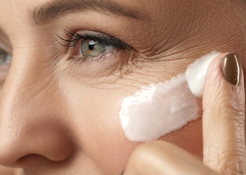 Adiós crema antiarrugas: el facial casero que retrasa los signos de la edad