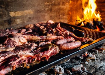 Cómo limpiar la parrilla después del asado con un truco casero y natural