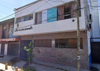 Hombre pateó en la cabeza a un alumno de 13 años que había peleado con su hijo