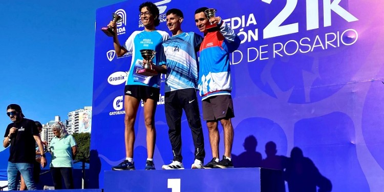 SIEMPRE ADELANTE. El obereño junto a Bruzzoni, ganador, y Gorosito, escolta.