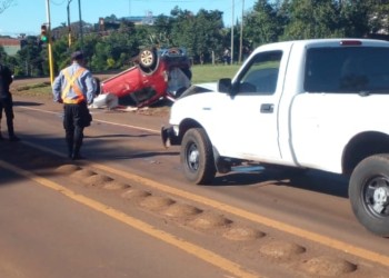 San Vicente: accidente en cadena terminó con un auto volcado sobre la ruta 14