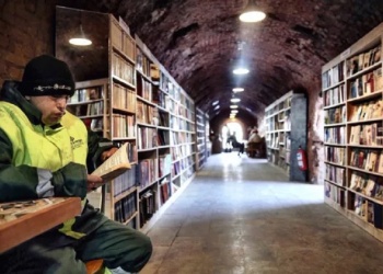 Cultura circular: recolectores de residuos crearon una biblioteca con libros desechados