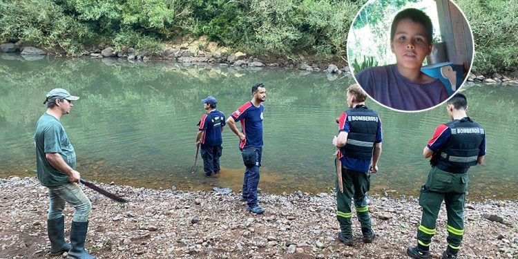 EN BUSCA DE RASTROS. Personal de bomberos y un vaqueano en un sector del arroyo El Soberbio, donde hallaron pistas que fueron claves.