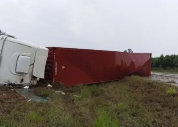 Volcó un camión lleno de botellas de vino en Corrientes