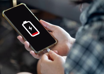 El error que casi todos cometen al cargar el celular y daña la batería
