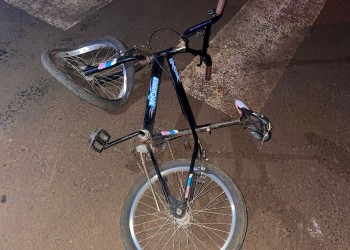Un niño fue embestido por un auto mientras andaba en bicicleta