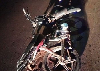 Una motocicleta fue embestida por un automóvil cuyo conductor se dio a la fuga