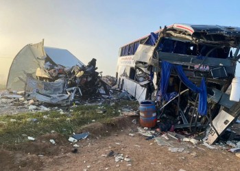 Cuatro muertos en choque frontal entre un micro y un camión