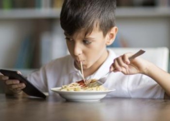 El impacto físico, social y mental de mirar el celular durante las comidas