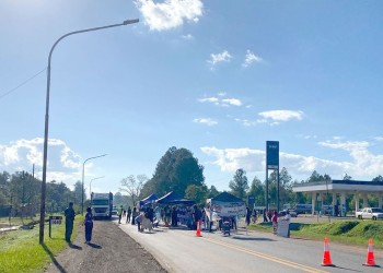 Docentes autoconvocados cortan la ruta nacional 12 en Jardín América