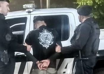 Entró a robar a la casa de su mamá, pero se durmió en el sillón