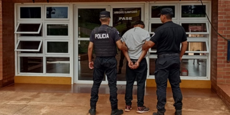 ATAQUE MORTAL. El sospechoso tras ser detenido en la terminal de Oberá.