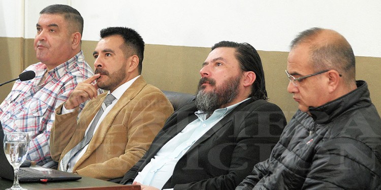 ACUSADOS Y DEFNSORES. A la izquierda, el imputado Ricardo Fabián Gómez, Marcos Antonio Duette (exjefe del Escuadrón 9) a la derecha, en el centro sus abogados