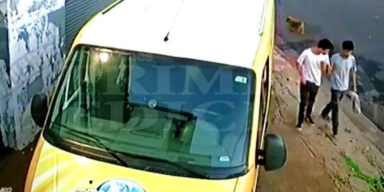 SEGUNDOS ANTES. La cámara de seguridad de un local sobre la colectora de la avenida Llamosas registró a Díaz y Ramírez juntos.