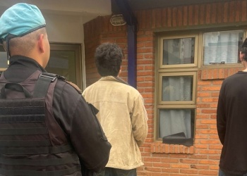 Dos ladrones de cervezas fueron captados por las cámaras del 911