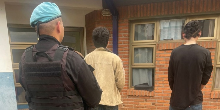 PRUEBA. Los arrestados, tras robar en un local comercial en pleno centro de Posadas.