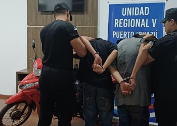 Arrestaron a los “malabaristas de la moto”: la robaron y hacían “willy” por las calles de Iguazú