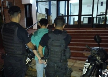 Hacía maniobras peligrosas en moto, intentó huir y embistió a un agente