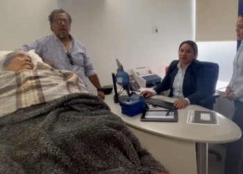 Una mujer de 96 años fue obligada a acudir en camilla al banco para validar su identidad