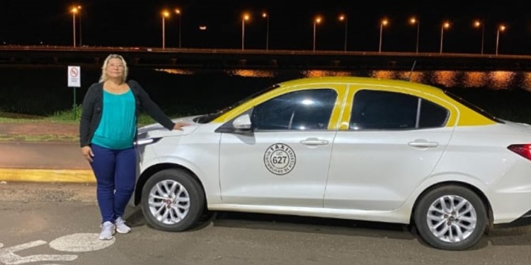 UNA PARADA. Viajando a Rosario en el móvil que maneja diariamente.