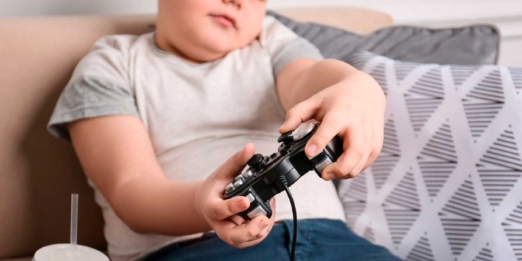SEDENTARIOS. “Antes jugábamos a la pelota o andábamos en bici, hoy los niños están mucho tiempo sentados frente a la pantalla”, indicó la licenciada González.