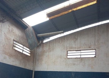 Obrero lesionado tras caer del techo del galpón que reparaba