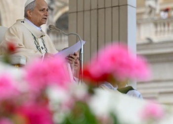El nuevo Papa recordó a Francisco en su primera homilía: “Nos sentimos como ovejas sin pastor”