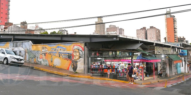 ROQUE SÁENZ PEÑA Y SAN MARTÍN. La esquina es uno de los accesos principales al centro de compras donde se registraron corridas, golpes y disparos hace cuatro días.